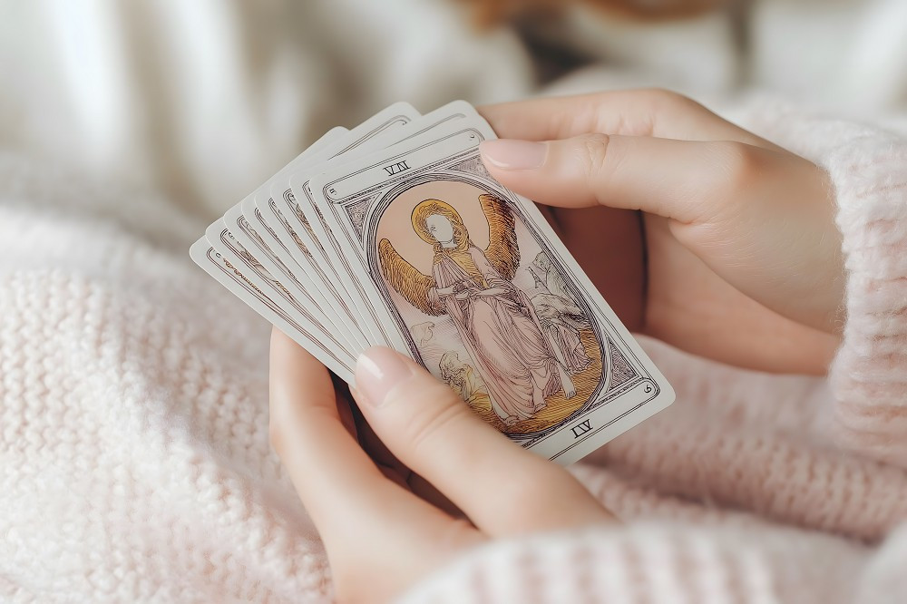 Kartenlegen: Foto: © MAX RETRI / AdobeStock / #944345917